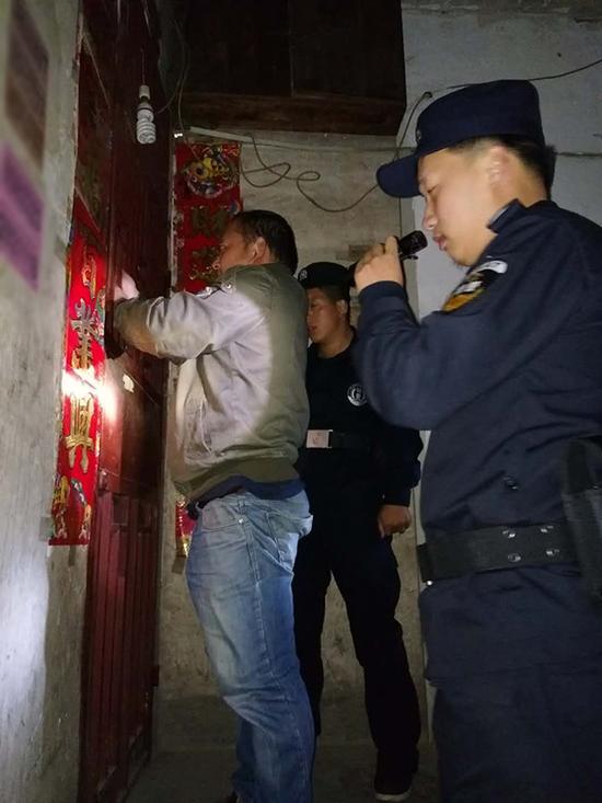 陕西粗心妈妈误将幼女锁家中 